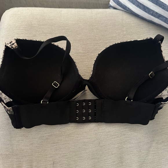 Victorias Secret Black and Cream Very Sexy Lace push up bra - Picture 2 of 4